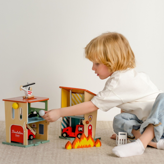 CLASSIC WORLD Tuletõrjejaam Puidust garaaž Automaatne helikopter Figuurid 13el.
