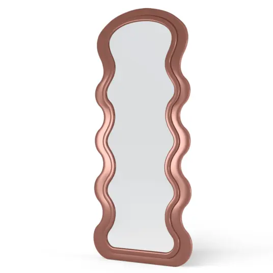 Veidrodis Vale, mediniame rėmelyje, banguotas, organiškos formos, 177 × 75 cm, mocha mousse spalvos