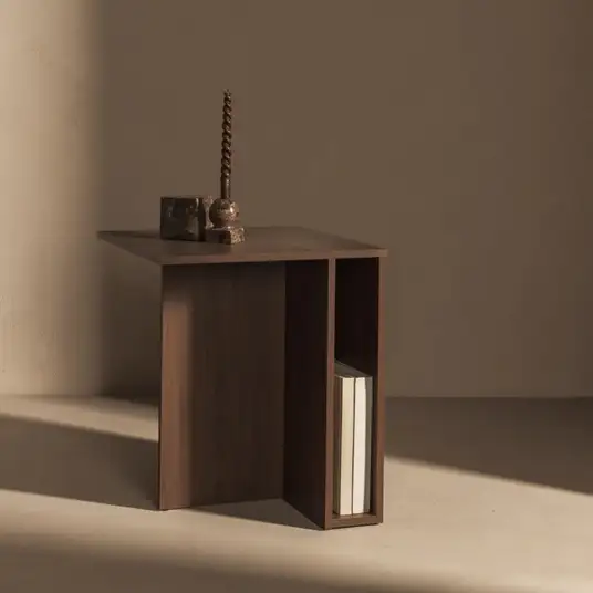 Šoninis staliukas Yaso, Villa riešutmedžio