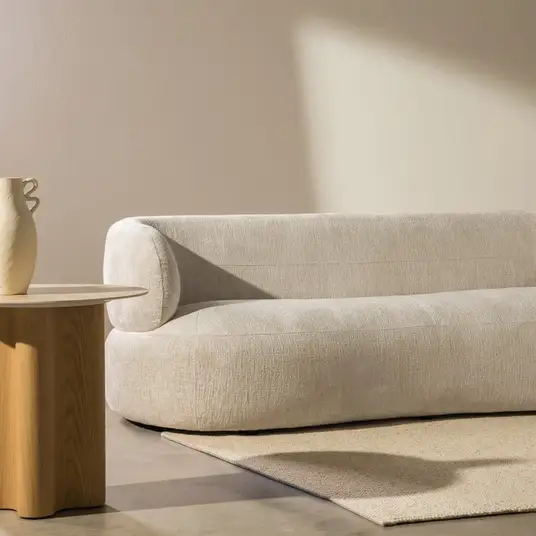 Svetainės sofa Tiubo, apvalūs kontūrai, šviesiai smėlio spalvos