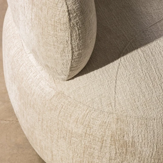 Svetainės sofa Tiubo, apvalūs kontūrai, šviesiai smėlio spalvos